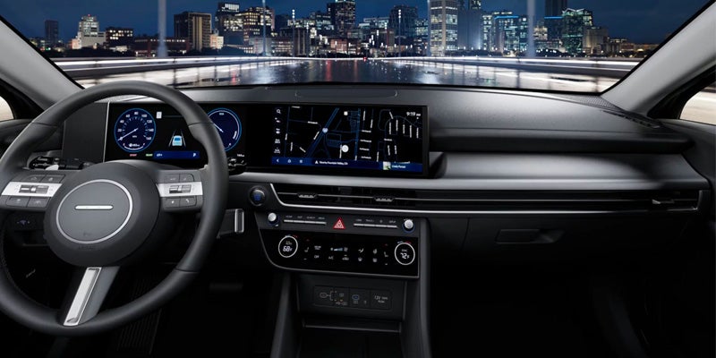 Interior de un automóvil moderno con volante multifunción, pantalla digital y tablero tecnológico avanzado