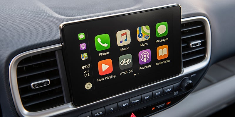 El interior de un coche, donde se aprecian el asiento del conductor, el volante y el salpicadero con la pantalla de infoentretenimiento.